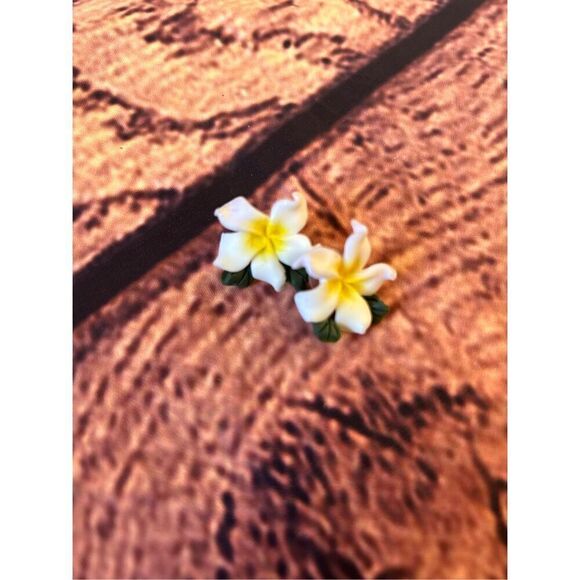 Small Plumeria Earings‎ - Picture 1 of 8